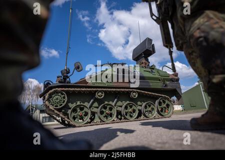 Rukla, Lituanie. 22nd avril 2022. Un transporteur de personnel blindé Wiesel pour le système de défense aérienne Ozelot avec système radar est en poste avec le contingent allemand de la force opérationnelle de présence avancée renforcée (EFP) de l'OTAN. Credit: Michael Kappeller/dpa/Alay Live News Banque D'Images