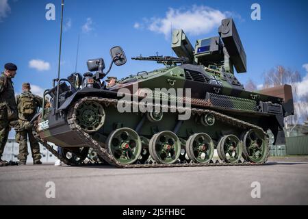 Rukla, Lituanie. 22nd avril 2022. Un porte-personnel blindé Wiesel pour le système de défense aérienne Ozelot avec missiles Stinger est stationné au contingent allemand de la force opérationnelle de présence avancée renforcée (EFP) de l'OTAN. Credit: Michael Kappeller/dpa/Alay Live News Banque D'Images
