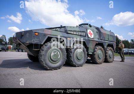 Rukla, Lituanie. 22nd avril 2022. Un Boxer a blindé un véhicule médical du contingent allemand de la force opérationnelle de présence avancée renforcée (EFP) de l'OTAN. Credit: Michael Kappeller/dpa/Alay Live News Banque D'Images