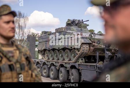 Rukla, Lituanie. 22nd avril 2022. Un véhicule de combat d'infanterie Marder se tient sur un chargeur bas appartenant au contingent allemand de la force opérationnelle de présence avancée renforcée (EFP) de l'OTAN. Credit: Michael Kappeller/dpa/Alay Live News Banque D'Images