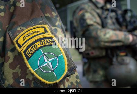 Rukla, Lituanie. 22nd avril 2022. Un soldat du contingent de déploiement allemand avec le logo et la bande d'épaule du groupe de travail de l'OTAN sur la présence avancée renforcée (PEF). Credit: Michael Kappeller/dpa/Alay Live News Banque D'Images
