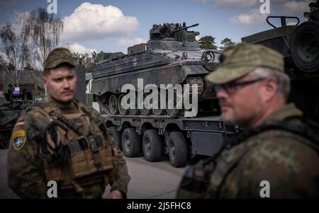 Rukla, Lituanie. 22nd avril 2022. Un véhicule de combat d'infanterie Marder se tient sur un chargeur bas appartenant au contingent allemand de la force opérationnelle de présence avancée renforcée (EFP) de l'OTAN. Credit: Michael Kappeller/dpa/Alay Live News Banque D'Images