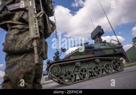 Rukla, Lituanie. 22nd avril 2022. Un transporteur de personnel blindé Wiesel pour le système de défense aérienne Ozelot avec système radar est en poste avec le contingent allemand de la force opérationnelle de présence avancée renforcée (EFP) de l'OTAN. Credit: Michael Kappeller/dpa/Alay Live News Banque D'Images
