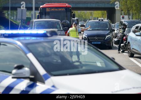 Schiphol, pays-Bas. 23rd avril 2022. 2022-04-23 12:13:11 SCHIPHOL - un employé de la Marechaussee gère le trafic autour de Schiphol. En raison de la grève à Schiphol et des raisons de sécurité qui l'accompagnent, les sorties de Schiphol du A4 sont fermées. ANP JEROEN JUMELET pays-bas - belgique sortie crédit: ANP/Alay Live News Banque D'Images