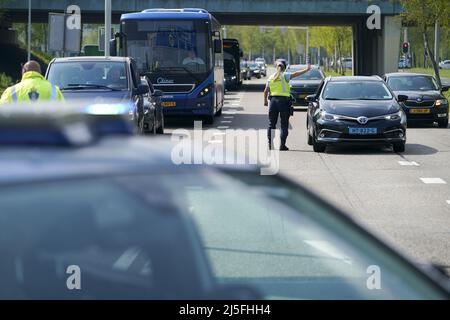 Schiphol, pays-Bas. 23rd avril 2022. 2022-04-23 12:11:27 SCHIPHOL - un employé de la Marechaussee gère le trafic autour de Schiphol. En raison de la grève à Schiphol et des raisons de sécurité qui l'accompagnent, les sorties de Schiphol du A4 sont fermées. ANP JEROEN JUMELET pays-bas - belgique sortie crédit: ANP/Alay Live News Banque D'Images