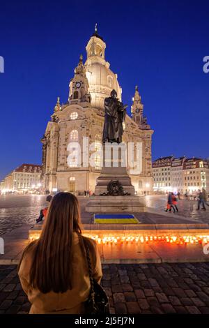 Ukrainer zünden Kerzen vor der Frauenkriche in Dresden an als Protest gegen den Ukraine Krieg. Mahnwache, Solidarität, Friedensapell, Banque D'Images