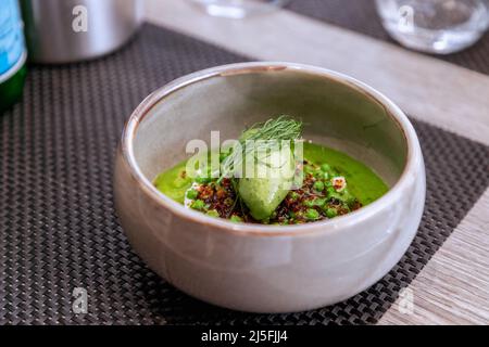 Soupe de pois verts à la crème glacée au basilic. Cuisine française moderne Banque D'Images