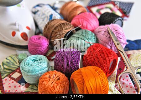 Composition avec fils de tailleur isolés sur un tapis artisanal Banque D'Images