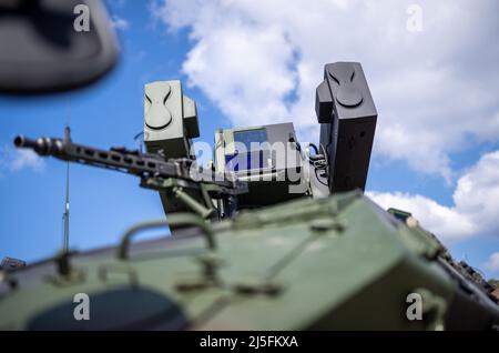 Rukla, Lituanie. 22nd avril 2022. Un porte-personnel blindé Wiesel pour le système de défense aérienne Ozelot avec missiles Stinger est stationné au contingent allemand de la force opérationnelle de présence avancée renforcée (EFP) de l'OTAN. Credit: Michael Kappeller/dpa/Alay Live News Banque D'Images