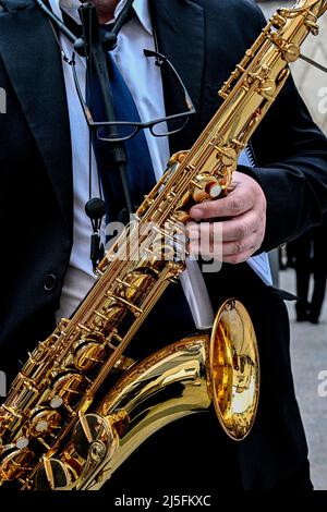 Mains de l'homme jouant le saxophone dans l'orchestre Banque D'Images