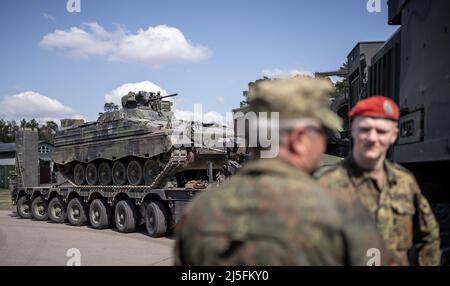 Rukla, Lituanie. 22nd avril 2022. Un véhicule de combat d'infanterie Marder se tient sur un chargeur bas appartenant au contingent allemand de la force opérationnelle de présence avancée renforcée (EFP) de l'OTAN. Credit: Michael Kappeller/dpa/Alay Live News Banque D'Images