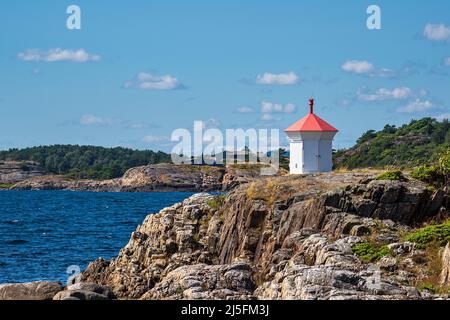 Phare sur l'archipel de Merdø en Norvège. Banque D'Images