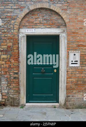 Porte en bois située dans une allée vénitienne, Venise, Italie. Banque D'Images