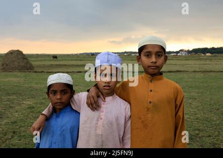 Sunamganj, Bangladesh. 20th avril 2022. Trois étudiants de madrasa posent pour une photo. Crédit : SOPA Images Limited/Alamy Live News Banque D'Images