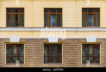 Plusieurs fenêtres dans une rangée sur la façade de l'immeuble moderne d'appartements urbains vue de face, Krasnaya Polyana, Sotchi, Krasnodar Krai, Russie Banque D'Images