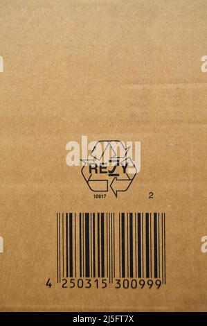 Papier carton marron et beige sur codes-barres symbole de recyclage imprimé. Peut être utilisé dans la correspondance de l'entreprise Banque D'Images