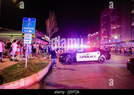 Bloomington, États-Unis. 23rd avril 2022. Des membres des forces de l'ordre travaillent sur les lieux d'une fusillade qui a fait trois blessés au Kalao Night Club sur North Walnut Street. La police a également localisé une quatrième victime de coups de feu à un autre endroit sur 6th Street, mais il n'était pas clair si les fusillades étaient liées, et la police traite la scène comme une enquête séparée. Puis, un certain temps plus tard, la police a poursuivi un véhicule avant qu'il ne s'écrase sur le campus de l'Université de l'Indiana. Les occupants du véhicule couraient à pied, il n'est pas clair si le véhicule était connecté aux tirs. Crédit : SOPA Images Limited/Alamy Live News Banque D'Images