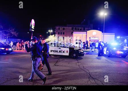 Bloomington, États-Unis. 23rd avril 2022. Des membres des forces de l'ordre travaillent sur les lieux d'une fusillade qui a fait trois blessés au Kalao Night Club sur North Walnut Street. La police a également localisé une quatrième victime de coups de feu à un autre endroit sur 6th Street, mais il n'était pas clair si les fusillades étaient liées, et la police traite la scène comme une enquête séparée. Puis, un certain temps plus tard, la police a poursuivi un véhicule avant qu'il ne s'écrase sur le campus de l'Université de l'Indiana. Les occupants du véhicule couraient à pied, il n'est pas clair si le véhicule était connecté aux tirs. Crédit : SOPA Images Limited/Alamy Live News Banque D'Images
