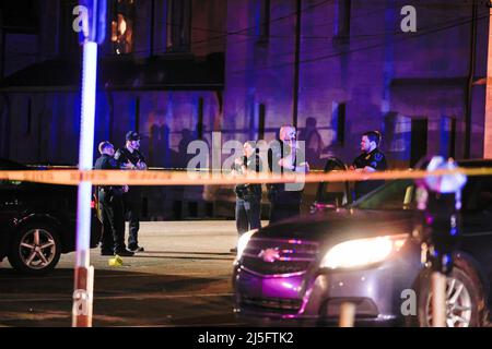 Bloomington, États-Unis. 23rd avril 2022. Des membres des forces de l'ordre travaillent sur les lieux où une quatrième victime a été retrouvée après une fusillade antérieure qui a fait trois blessés au Kalao Night Club sur North Walnut Street. La police a également localisé une quatrième victime de coups de feu à un autre endroit sur 6th Street, mais il n'était pas clair si les fusillades étaient liées, et la police traite la scène comme une enquête séparée. Puis, un certain temps plus tard, la police a poursuivi un véhicule avant qu'il ne s'écrase sur le campus de l'Université de l'Indiana. Les occupants du véhicule couraient à pied, il n'est pas clair si le véhicule était relié à la fusillade Banque D'Images