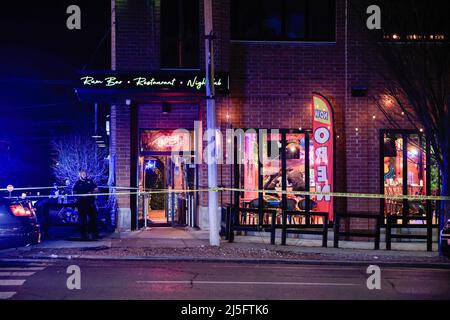Bloomington, États-Unis. 23rd avril 2022. Des membres des forces de l'ordre travaillent sur les lieux d'une fusillade qui a fait trois blessés au Kalao Night Club sur North Walnut Street. La police a également localisé une quatrième victime de coups de feu à un autre endroit sur 6th Street, mais il n'était pas clair si les fusillades étaient liées, et la police traite la scène comme une enquête séparée. Puis, un certain temps plus tard, la police a poursuivi un véhicule avant qu'il ne s'écrase sur le campus de l'Université de l'Indiana. Les occupants du véhicule couraient à pied, il n'est pas clair si le véhicule était connecté aux tirs. Crédit : SOPA Images Limited/Alamy Live News Banque D'Images