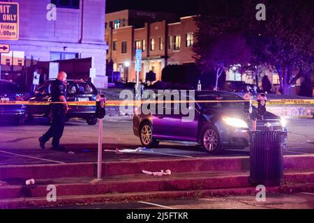 Bloomington, États-Unis. 23rd avril 2022. Des membres des forces de l'ordre travaillent sur les lieux où une quatrième victime a été retrouvée après une fusillade antérieure qui a fait trois blessés au Kalao Night Club sur North Walnut Street. La police a également localisé une quatrième victime de coups de feu à un autre endroit sur 6th Street, mais il n'était pas clair si les fusillades étaient liées, et la police traite la scène comme une enquête séparée. Puis, un certain temps plus tard, la police a poursuivi un véhicule avant qu'il ne s'écrase sur le campus de l'Université de l'Indiana. Les occupants du véhicule couraient à pied, il n'est pas clair si le véhicule était relié à la fusillade Banque D'Images