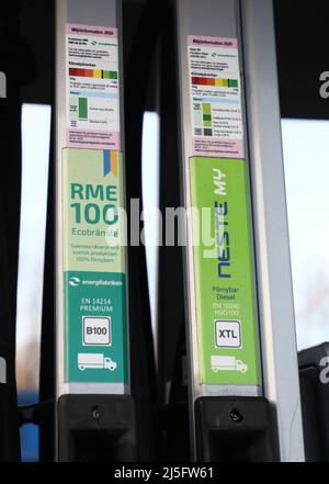 Station-service Energifabriken. Les pompes avec le texte RME 100 et Neste My peuvent être vues ici. Banque D'Images