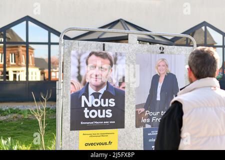 PARIS, FRANCE - 20 AVRIL 2022 : les bannières avec les candidats aux élections présidentielles Banque D'Images