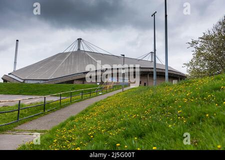 Bradford, West Yorkshire, Royaume-Uni. 23rd avril 2022. L'ancien centre sportif Richard Dunn un centre de loisirs de 1970s, destiné à la démolition, a été classé Grade II. L'Angleterre historique a déclaré que le centre sportif Richard Dunn de Bradford était un « design audacieux et accompli » pour un tel bâtiment. Le centre, à Odsal, a fermé ses portes en novembre 2019, mais la pandémie a retardé les plans de démolition de la structure. Credit: Windmill Images /Alamy News Banque D'Images