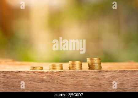 Pièces de monnaie sur une table en bois, idées de finance et d'investissement. Banque D'Images