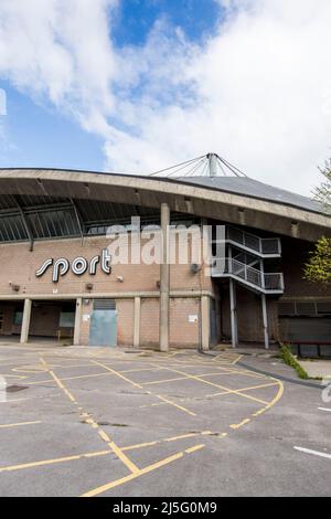 Bradford, West Yorkshire, Royaume-Uni. 23rd avril 2022. L'ancien centre sportif Richard Dunn un centre de loisirs de 1970s, destiné à la démolition, a été classé Grade II. L'Angleterre historique a déclaré que le centre sportif Richard Dunn de Bradford était un « design audacieux et accompli » pour un tel bâtiment. Le centre, à Odsal, a fermé ses portes en novembre 2019, mais la pandémie a retardé les plans de démolition de la structure. Credit: Windmill Images /Alamy News Banque D'Images