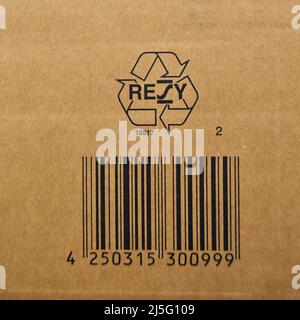 Papier carton marron et beige sur codes-barres symbole de recyclage imprimé. Peut être utilisé dans la correspondance de l'entreprise Banque D'Images