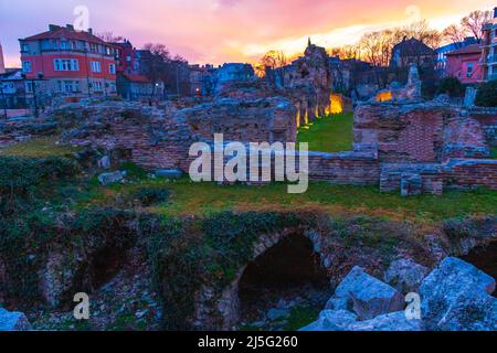 Vue nocturne des ruines des thermes romains de Varna, Bulgarie.les thermes romains sont l'un des monuments les plus précieux de la culture à Varna,2022 Banque D'Images