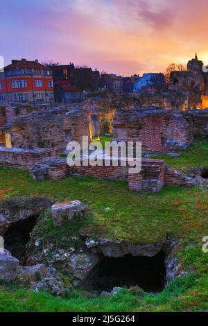 Vue nocturne des ruines des thermes romains de Varna, Bulgarie.les thermes romains sont l'un des monuments les plus précieux de la culture à Varna,2022 Banque D'Images