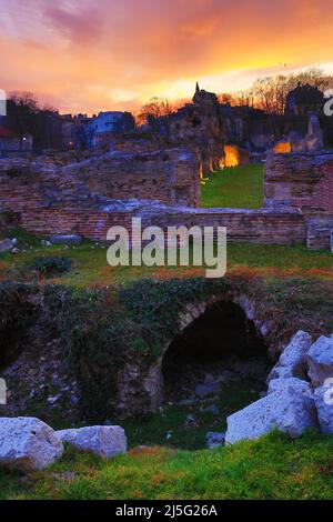 Vue nocturne des ruines des thermes romains de Varna, Bulgarie.les thermes romains sont l'un des monuments les plus précieux de la culture à Varna,2022 Banque D'Images