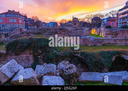 Vue nocturne des ruines des thermes romains de Varna, Bulgarie.les thermes romains sont l'un des monuments les plus précieux de la culture à Varna,2022 Banque D'Images