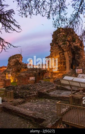 Vue nocturne des ruines des thermes romains de Varna, Bulgarie.les thermes romains sont l'un des monuments les plus précieux de la culture à Varna,2022 Banque D'Images