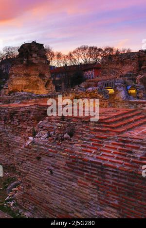 Vue nocturne des ruines des thermes romains de Varna, Bulgarie.les thermes romains sont l'un des monuments les plus précieux de la culture à Varna,2022 Banque D'Images