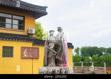 Zhenjiang, Chine. 12 août 2017. Des statues guerrières près d'un bâtiment jaune dans la région pittoresque du temple de Jinshan lors d'une journée nuageuse à Zhenjiang en Chine, ji Banque D'Images