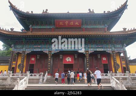 Zhenjiang, Chine. 12 août 2017. Les touristes chinois visitant la grande salle de bouddha dans la région pittoresque du Temple de Jinshan lors d'une journée nuageux à Zhenjiang Banque D'Images