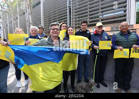 Le porte-drapeau Myron Tytko et d'autres supporters portent des bannières alors qu'ils se joignent à un groupe d'hôtes, de sponsors et de partisans des réfugiés ukrainiens, tiennent une Vigile pour les visas à l'extérieur du Home Office à Londres. Date de la photo: Samedi 23 avril 2022. Banque D'Images