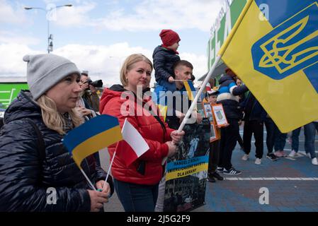 Varsovie, Pologne. 23rd avril 2022. Des manifestants brandent des drapeaux polonais et ukrainien lors d'une manifestation contre le magasin Leroy Merlin le 23 avril 2022 à Varsovie, en Pologne. Quelques dizaines de personnes se sont ralliées en dehors du magasin français d'amélioration de la maison et de jardinage Leroy Merlin dans une protestation nationale contre l'entreprise encore en activité en Russie après l'invasion de l'Ukraine. (Credit image: © Aleksander Kalka/ZUMA Press Wire) Credit: ZUMA Press, Inc./Alamy Live News Banque D'Images