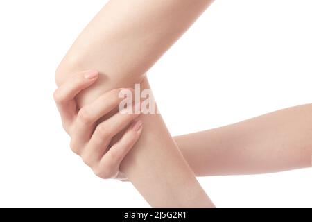 la main femelle fait un massage de coude, maintient le coude douloureux isolé sur fond blanc Banque D'Images