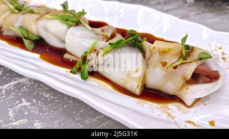 Rouleaux de nouilles de riz vapeur chinois avec paon barbecue - cuisine asiatique Banque D'Images