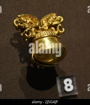 Exposition temporaire de la culture du cercle au musée de l'Université de Pennsylvanie. Pièces métalliques trouvées dans le Burial 11 de Sitio Conte Panama Banque D'Images