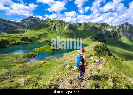 Woman fait de la randonnée autour du lac Schrecksee dans les alpes bavaroises Banque D'Images