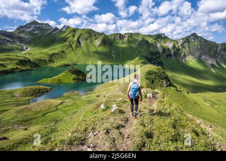 Woman fait de la randonnée autour du lac Schrecksee dans les alpes bavaroises Banque D'Images