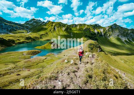 Woman fait de la randonnée autour du lac Schrecksee dans les alpes bavaroises Banque D'Images