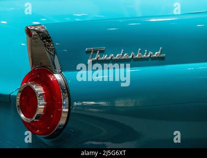 Détail du feu arrière et du logo, 1956 Ford Thunderbird, Legacy Gallery, Ford Rouge Factory Tour, Dearborn, Michigan, États-Unis Banque D'Images