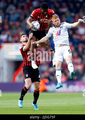 Harrison Reed (à droite) de Fulham lutte pour le ballon avec Jefferson Lerma (au centre) de Bournemouth et Lewis Cook lors du match du championnat Sky Bet au stade Vitality, à Bournemouth. Date de la photo: Samedi 23 avril 2022. Banque D'Images