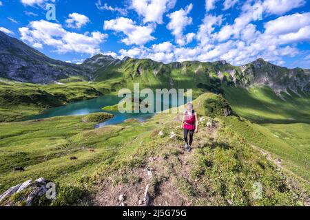 Woman fait de la randonnée autour du lac Schrecksee dans les alpes bavaroises Banque D'Images